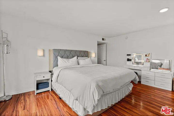 11907 Darlington Avenue 101, Los Angeles, California 90049