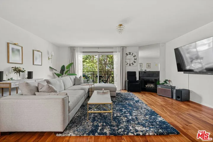 11907 Darlington Avenue 101, Los Angeles, California 90049