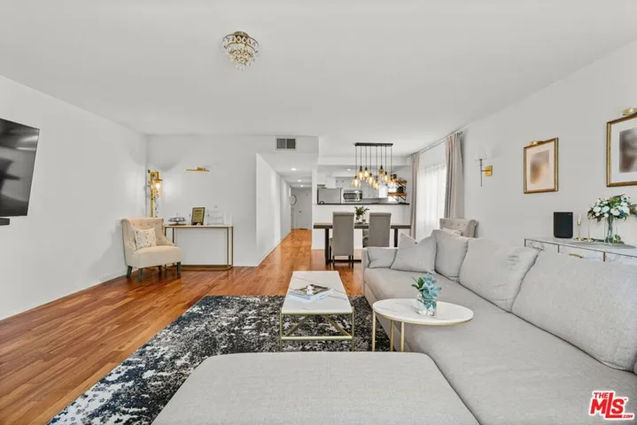 11907 Darlington Avenue 101, Los Angeles, California 90049