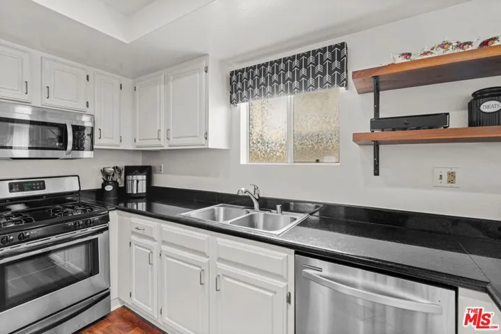 11907 Darlington Avenue 101, Los Angeles, California 90049