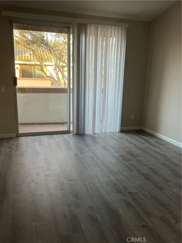 primary bedroom w/balcony