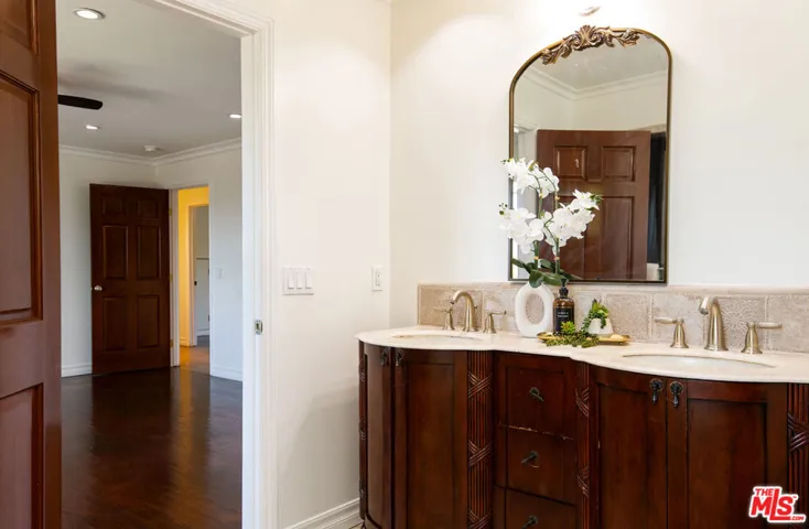 941 Chehalem Road, La Canada Flintridge, California 91011