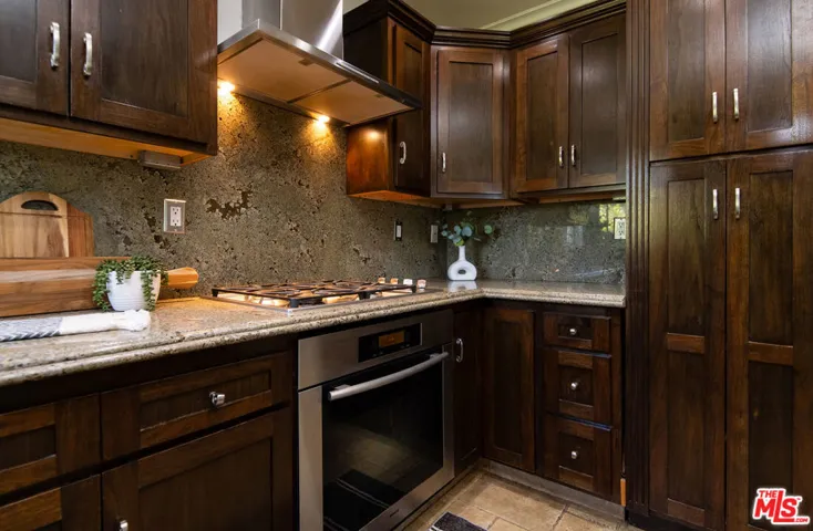 941 Chehalem Road, La Canada Flintridge, California 91011