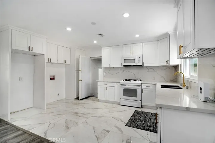 22602 Victory Boulevard, Woodland Hills, California 91367