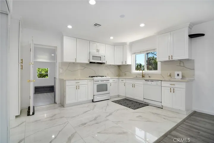 22602 Victory Boulevard, Woodland Hills, California 91367