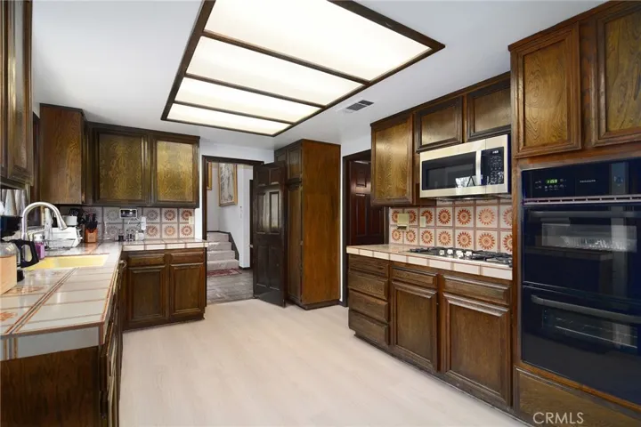 5515 Shirley Avenue, Tarzana, California 91356