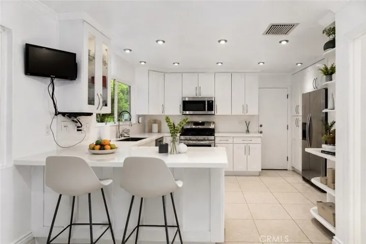 19611 Rosita Street, Tarzana, California 91356