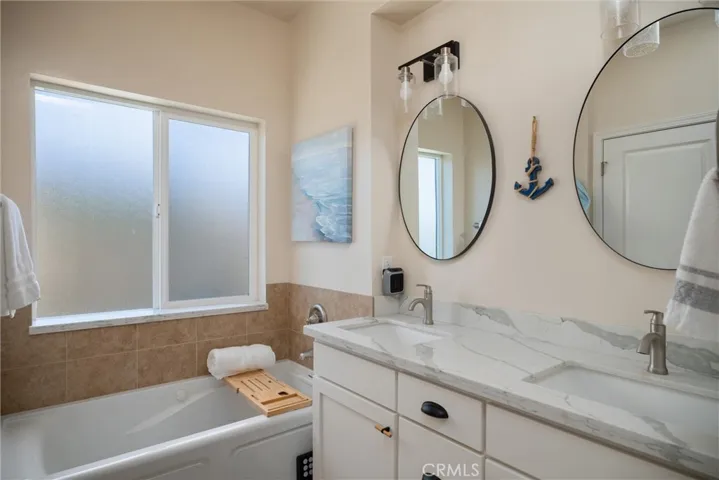 Double sinks and jetted tub