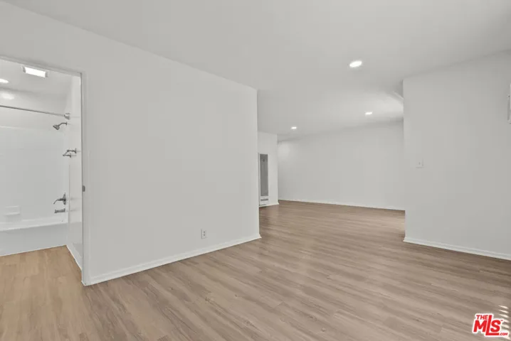 15286 Sutton Street 106, Sherman Oaks, California 91403