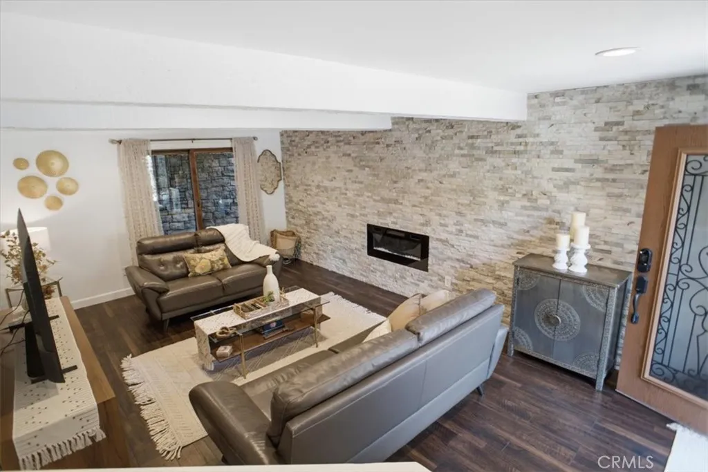 Living room / entry