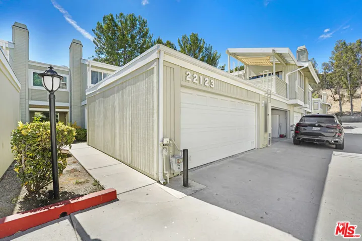 22123 Burbank Boulevard 2, Los Angeles, California 91367