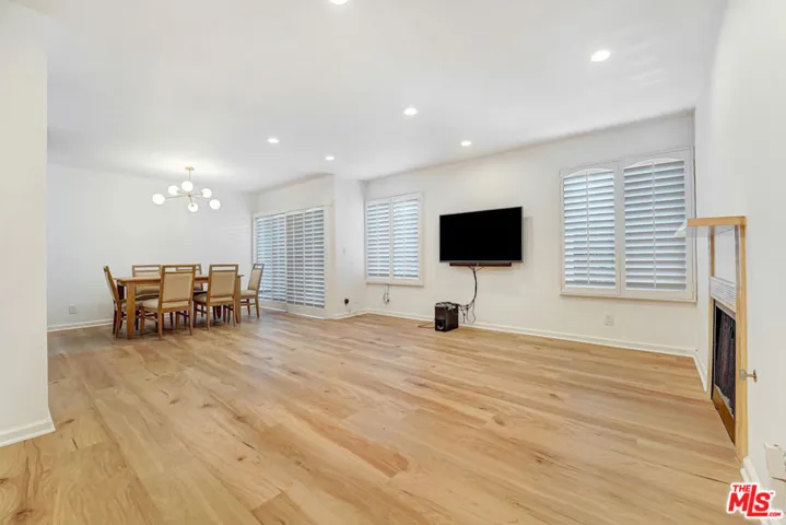 22123 Burbank Boulevard 2, Los Angeles, California 91367