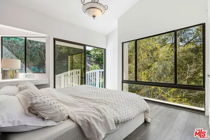 2350 Benedict Canyon Drive, Beverly Hills, California 90210
