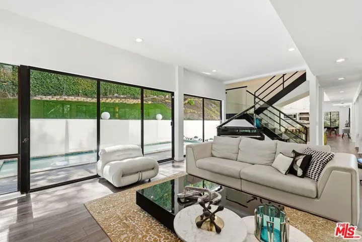 2350 Benedict Canyon Drive, Beverly Hills, California 90210