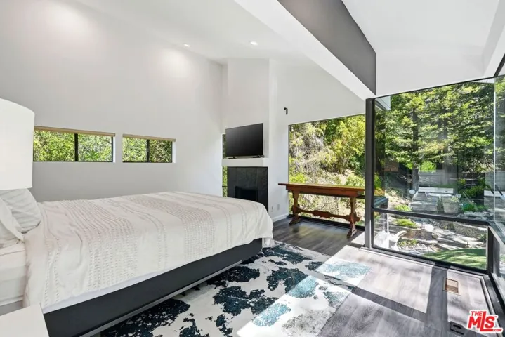 2350 Benedict Canyon Drive, Beverly Hills, California 90210