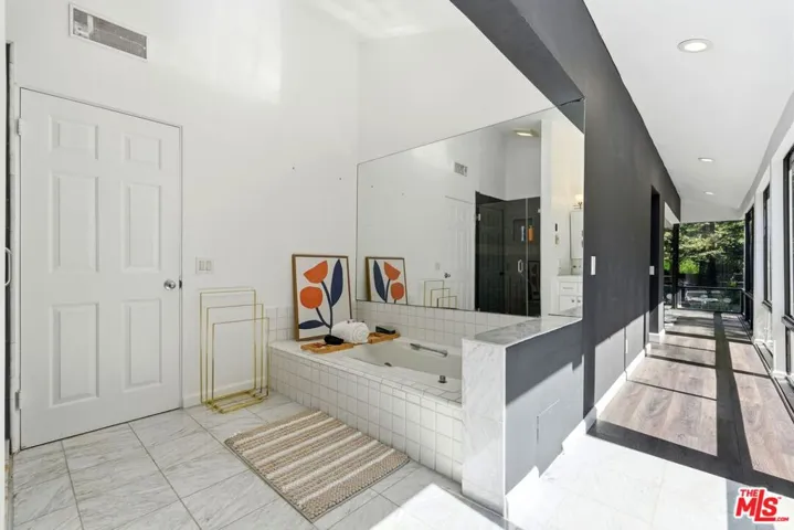 2350 Benedict Canyon Drive, Beverly Hills, California 90210