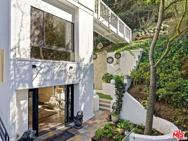 2350 Benedict Canyon Drive, Beverly Hills, California 90210