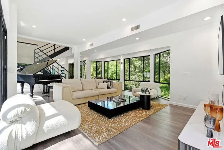 2350 Benedict Canyon Drive, Beverly Hills, California 90210