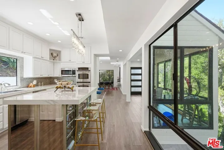 2350 Benedict Canyon Drive, Beverly Hills, California 90210