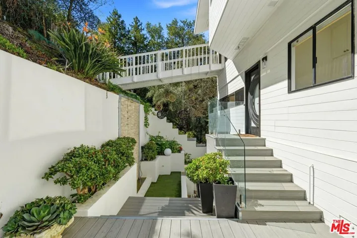 2350 Benedict Canyon Drive, Beverly Hills, California 90210