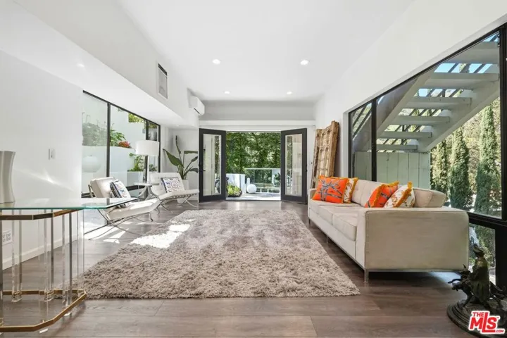 2350 Benedict Canyon Drive, Beverly Hills, California 90210