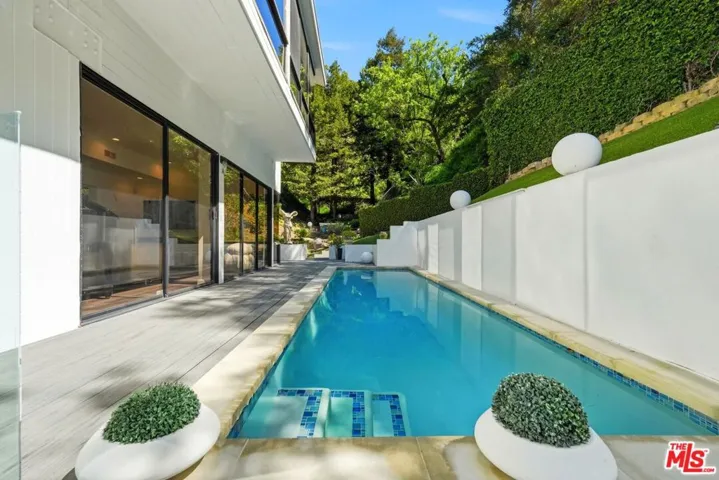 2350 Benedict Canyon Drive, Beverly Hills, California 90210
