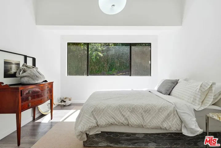 2350 Benedict Canyon Drive, Beverly Hills, California 90210