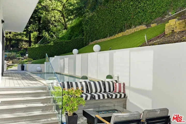 2350 Benedict Canyon Drive, Beverly Hills, California 90210