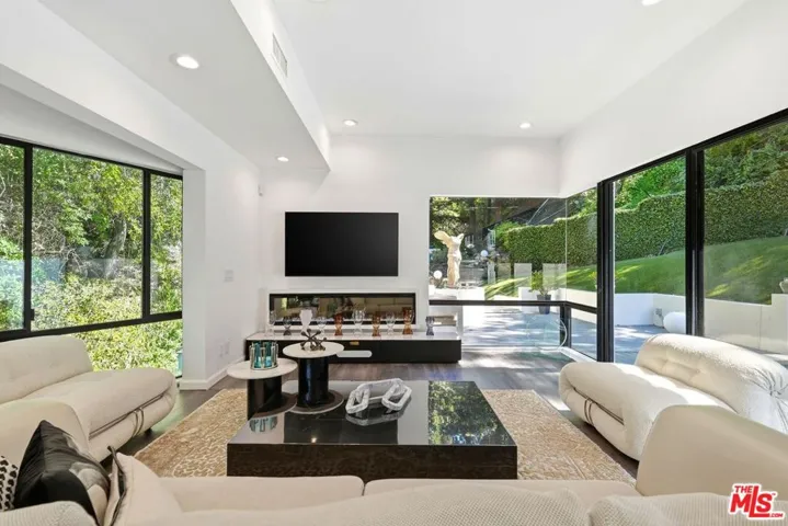 2350 Benedict Canyon Drive, Beverly Hills, California 90210