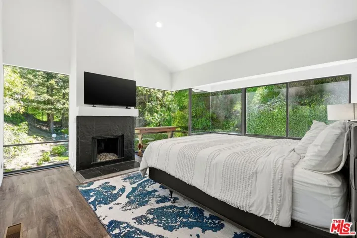 2350 Benedict Canyon Drive, Beverly Hills, California 90210
