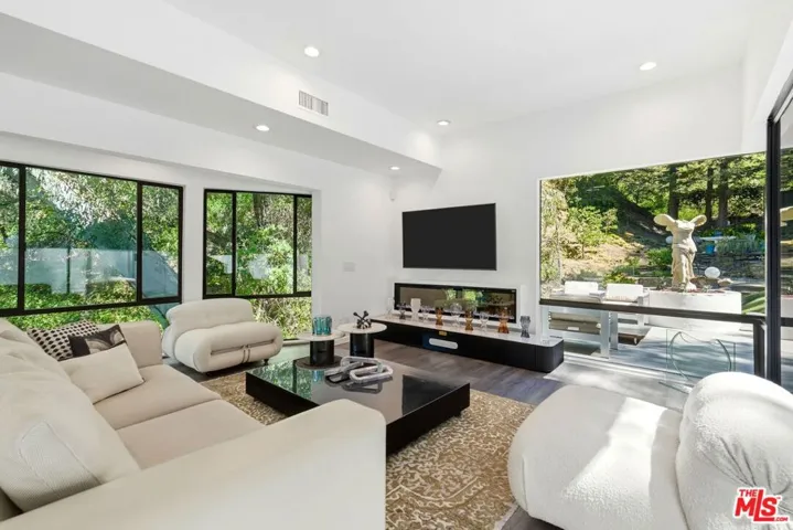 2350 Benedict Canyon Drive, Beverly Hills, California 90210