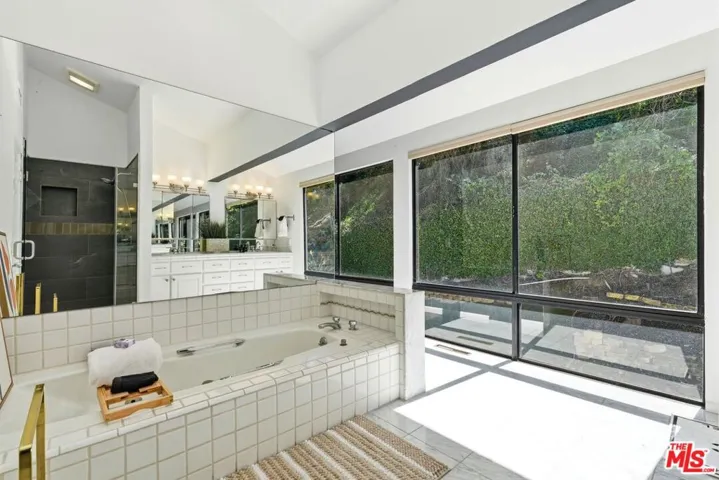 2350 Benedict Canyon Drive, Beverly Hills, California 90210