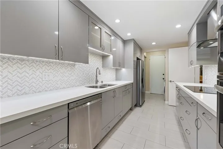 5340 Yarmouth Avenue 108, Los Angeles, California 91316