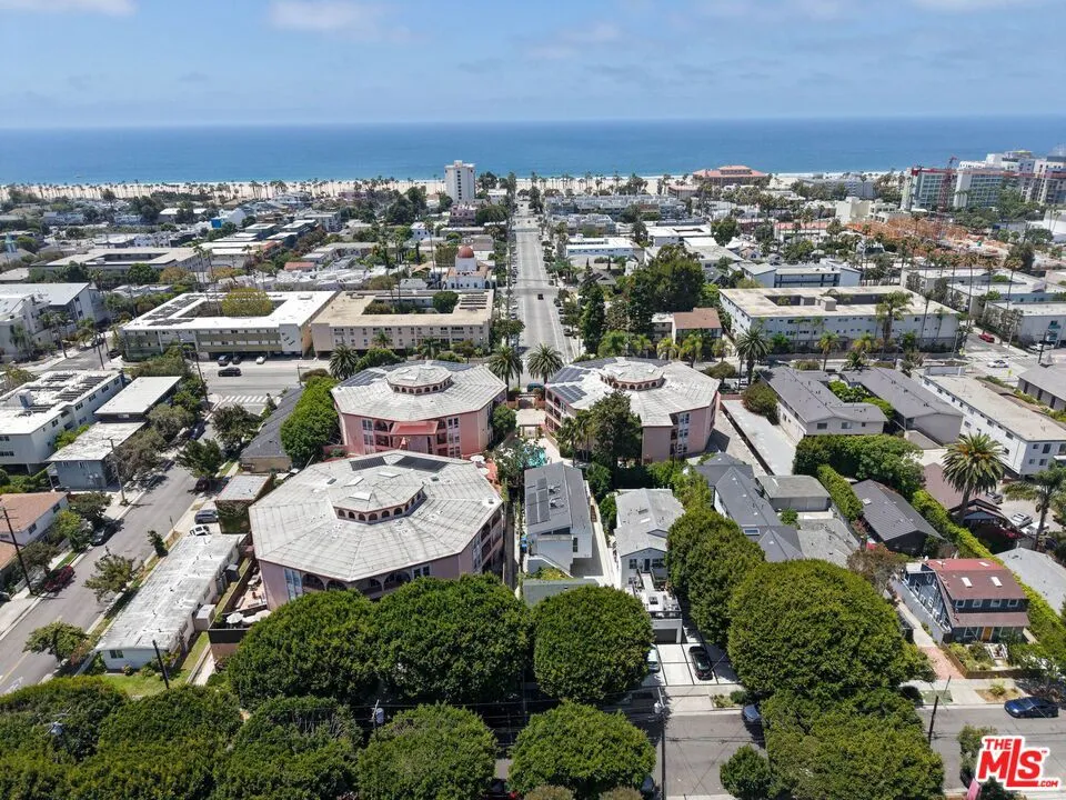 2 Blocks to Main St 4 Blocks t 2 Blocks to Main St 4 Blocks t