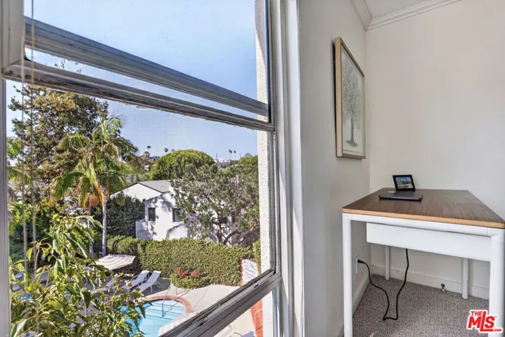 Adjustable Standing Desk and O