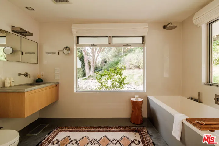 558 Stassi Lane, Santa Monica, California 90402