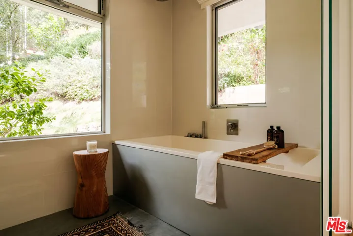 558 Stassi Lane, Santa Monica, California 90402