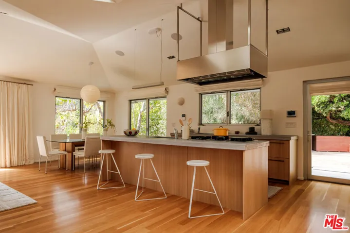 558 Stassi Lane, Santa Monica, California 90402