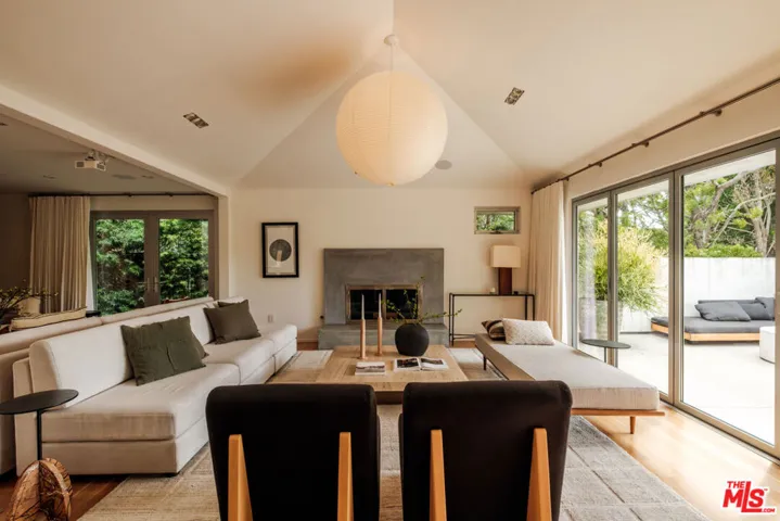 558 Stassi Lane, Santa Monica, California 90402