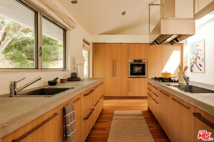 558 Stassi Lane, Santa Monica, California 90402