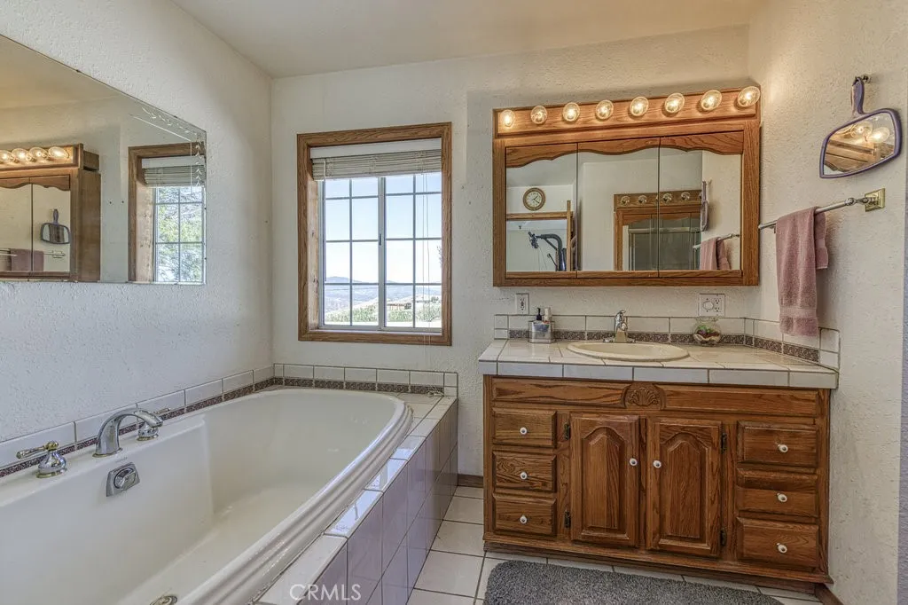 UPSTAIRS MASTER BATH