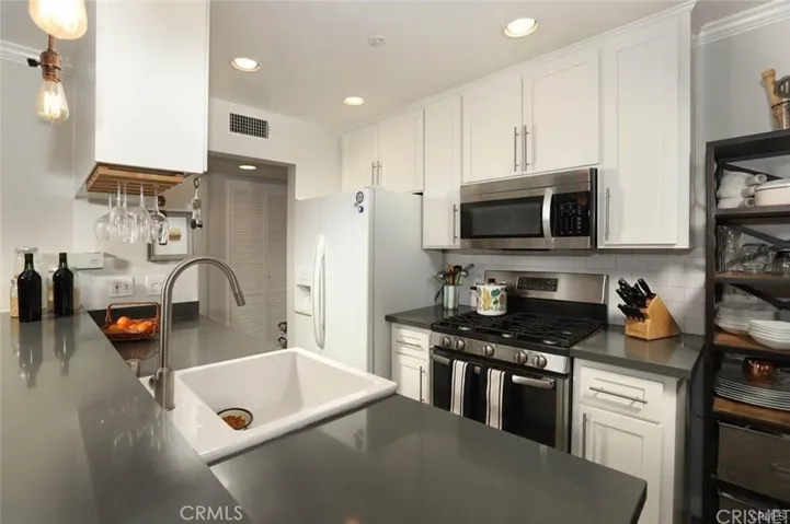 18640 Collins Street 116, Tarzana, California 91356