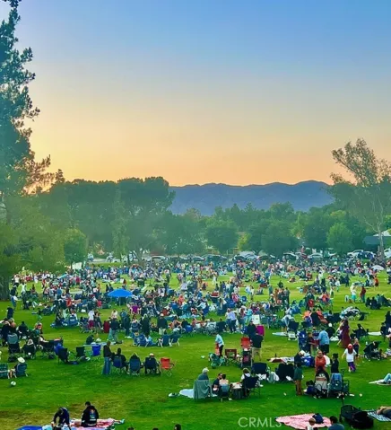 Agoura treats families to monthly live concerts in summer time - babies, todderlers, teens, and seniors everyone comes to enjoy!