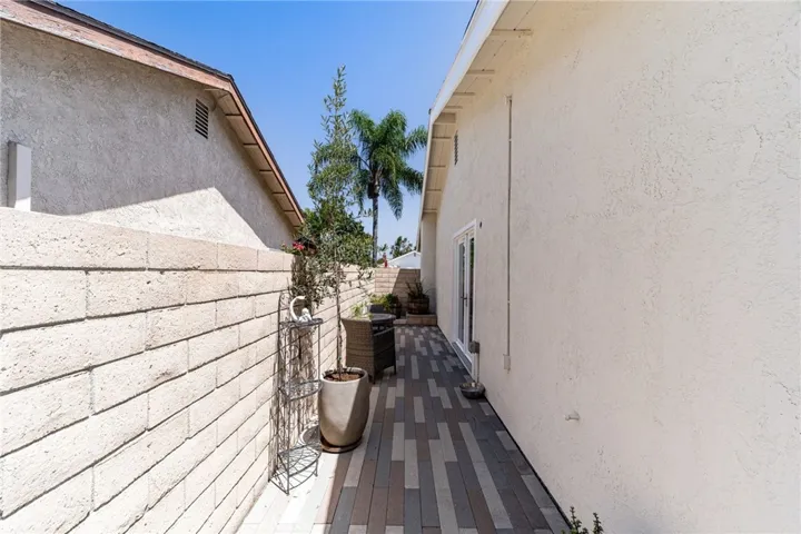Side yard with cute sitting area