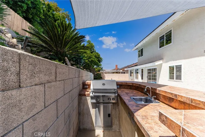 bbq and sink with plenty of counter space