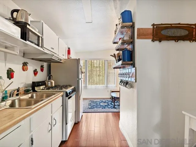 27961 Rainbow Dr., Lake Arrowhead, California 92352