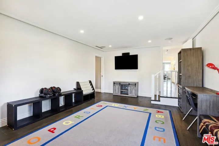 2676 Casiano Road, Los Angeles, California 90077
