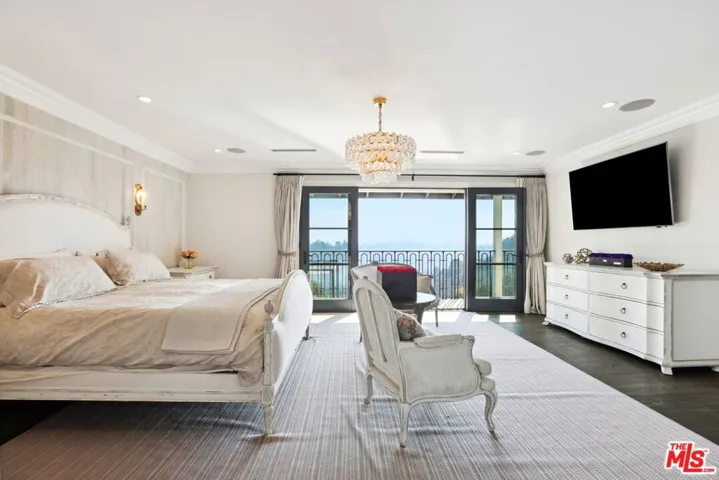 2676 Casiano Road, Los Angeles, California 90077