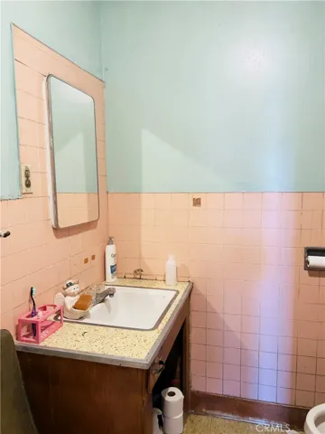 2808 Guirado, Los Angeles, California 90023