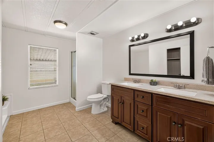 Double sinks for personal space